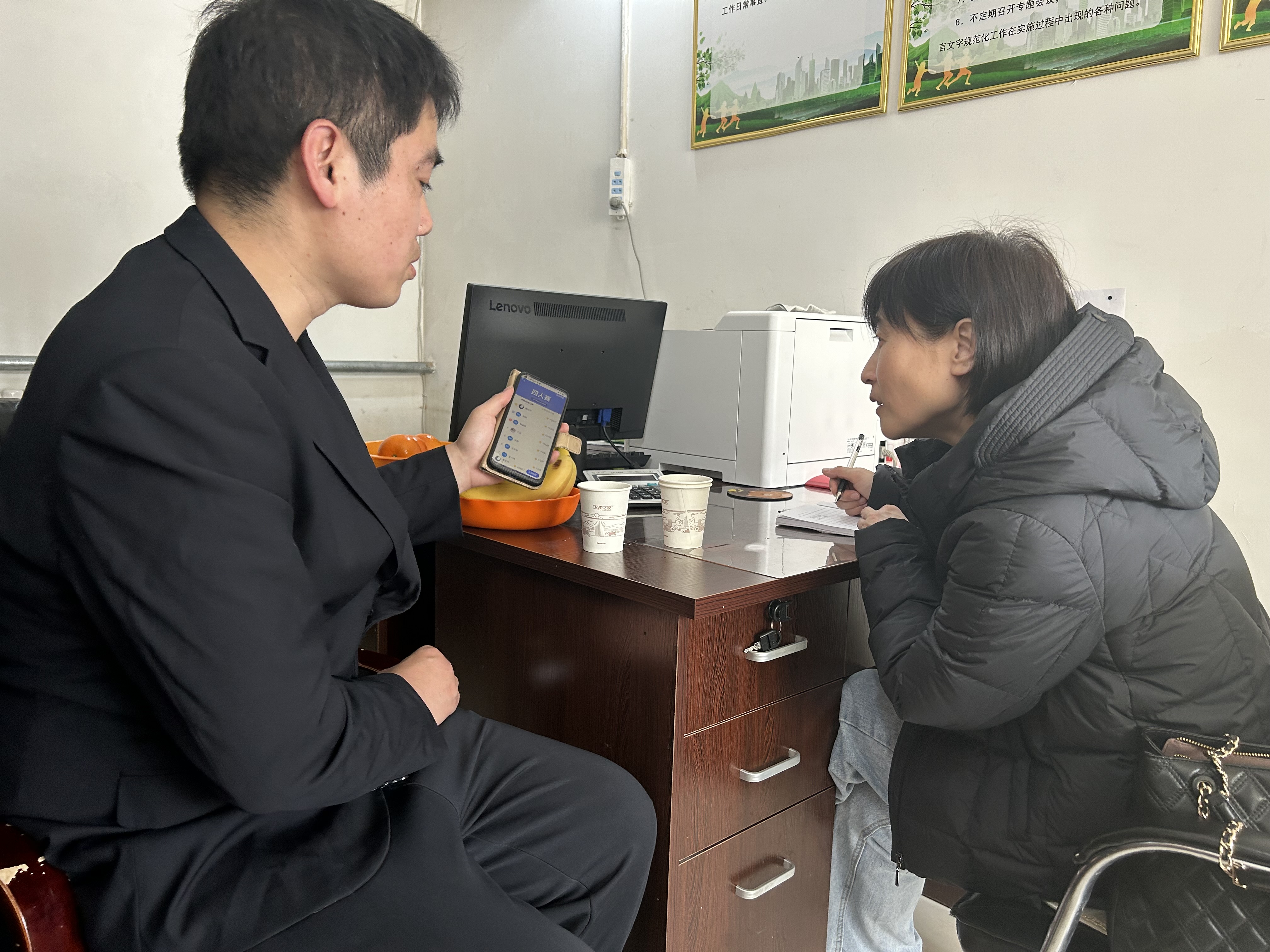 县委宣传部工作人员采访谢红杰的画面 一.JPG